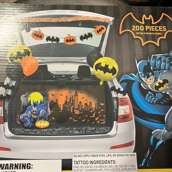 DC Bat Man Trunk or Treat Kit 200 Pieces New in Box see pictures for contents. - Picture 3 of 6